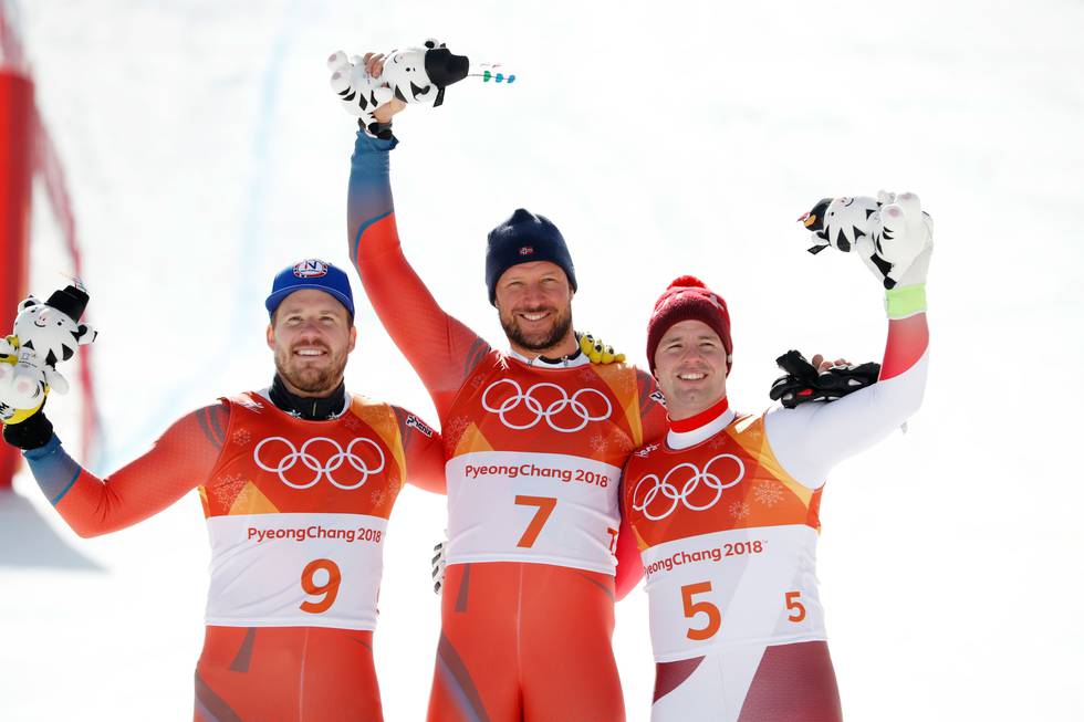 Bildet viser de tre medaljevinnerne i utfor i OL. Aksel Lund Svindal vant gull. Kjetil Jansrud tok sølv og Beat Feuz fra Sveits vant bronse.