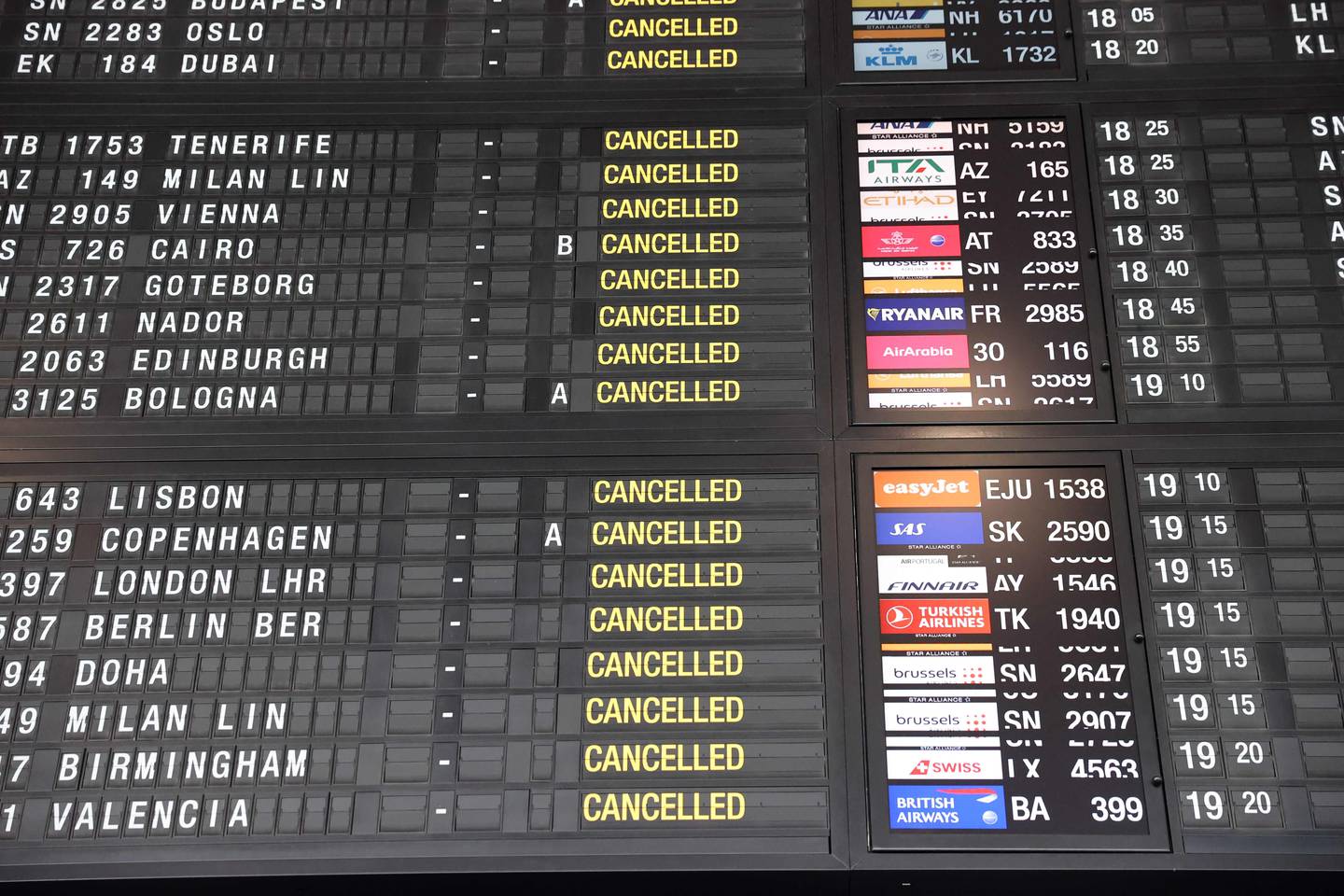 Bildet er av avgangstavle på en flyplass. Det står cancelled bak reisemål i hele Europa. Det var nesten ingen fly som lettet fra denne flyplassen denne dagen. Foto: François Walschaerts / AFP / NTB