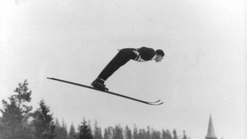 Bildet viser Alf Andersen som hopper under OL i 1928.