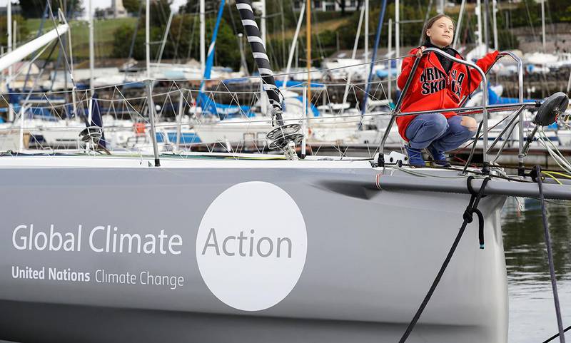 Bildet viser Greta Thunberg foran i seilbåten Maliza.
