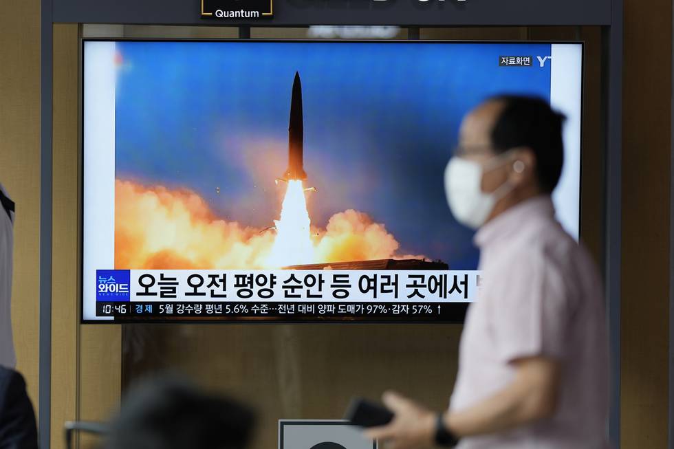 En nyhetssending på sørkoreansk TV viser en av Nord-Koreas siste rakettester. 
Antallet atomvåpen i verden har minket marginalt det siste året, men er ventet å stige de neste ti årene, konkluderer en rapport fra det svenske SIPRI-instituttet. Foto: Lee Jin-man / AP / NTB