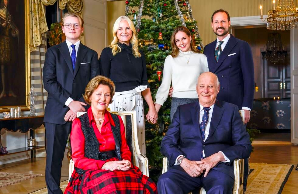 Bildet viser Kong Harald, dronning Sonja, kronprins Haakon, prinsesse Ingrid Alexandra, kronprinsesse Mette-Marit og prins Sverre Magnus foran juletreet på Bygdøy kongsgård i Oslo. Foto: Lise Åserud / NTB