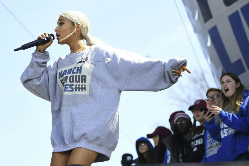 Bildet viser artisten Ariana Grande som synger under March for Our Lives i USA.
