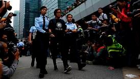 Nå rydder politiet gatene i Hongkong