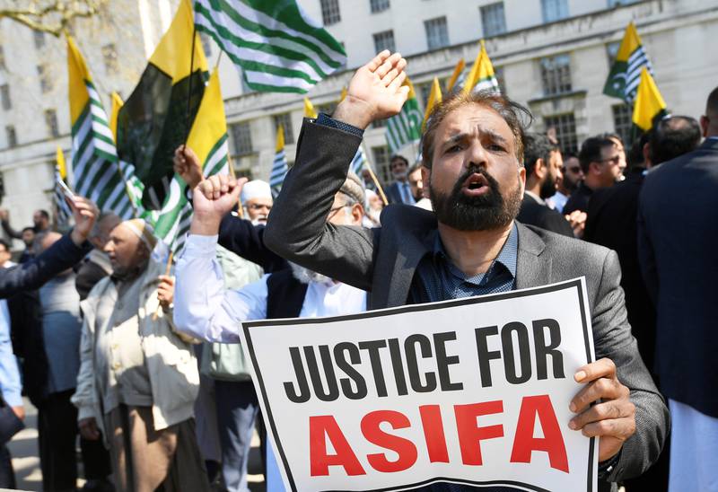 Bildet viser en mann som roper og holder opp en plakat under en protest i London.