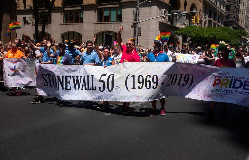 Bildet viser folk med en banner der det står «Stonewall 50 (1969-2019).