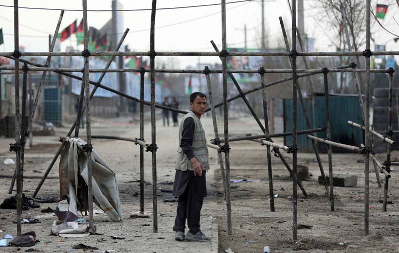 Bildet viser en mann som står ved stedet der en selvmordsbomber drepte ni mennesker fredag. 
