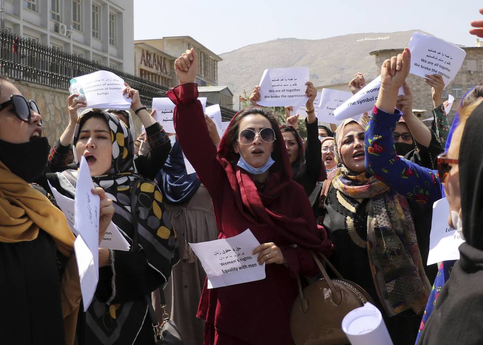 Bildet er av en gruppe kvinner protesterer i Kabul. Foto: Wali Sabawoon / AP / NTB