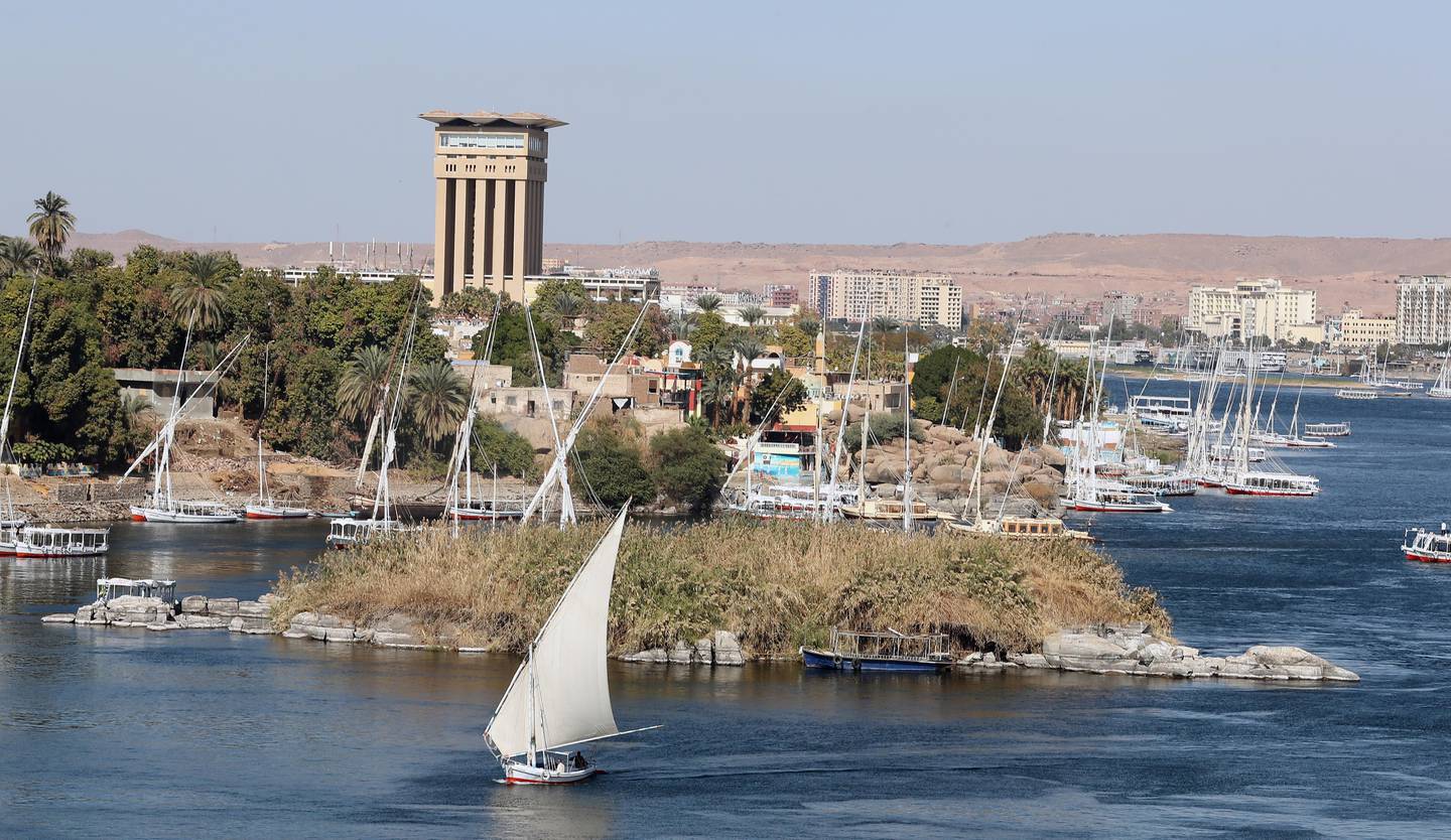 Bildet viser en seilbåt ved en havn. Elva Nilen gir et yrende liv i Egypt. Mesteparten av landets befolkning bor langs elven.