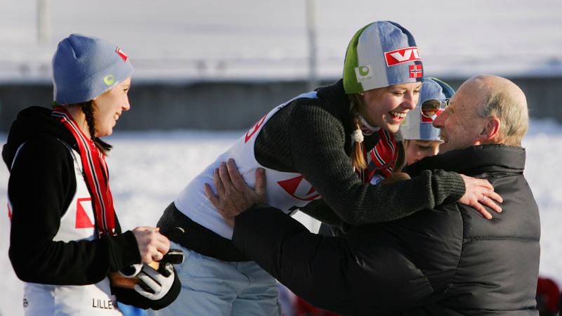 Bildet viser skihopper Anette Sagen som får klem av kong Harald i 2005.