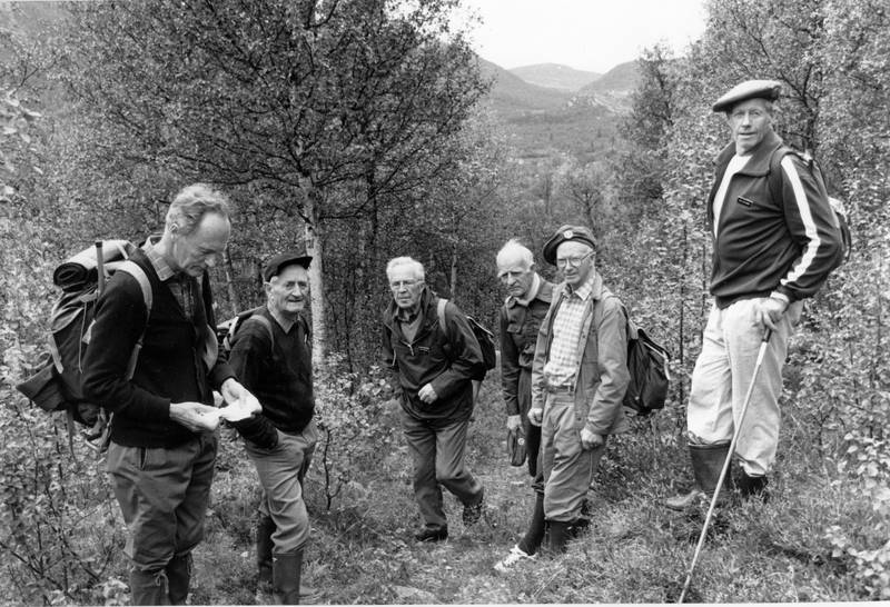 Bildet viser flere av mennene fra Kompani Linge. De var tilbake på gamle tomter i 1990. De var med på aksjonen i 1943. Onsdag er det kronprins Haakon som skal gå i deres spor.