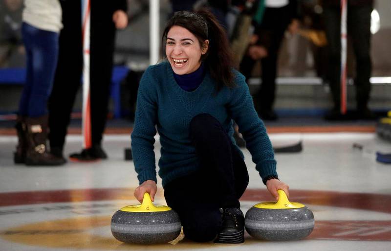 En yazidi-kvinne prøver curling.