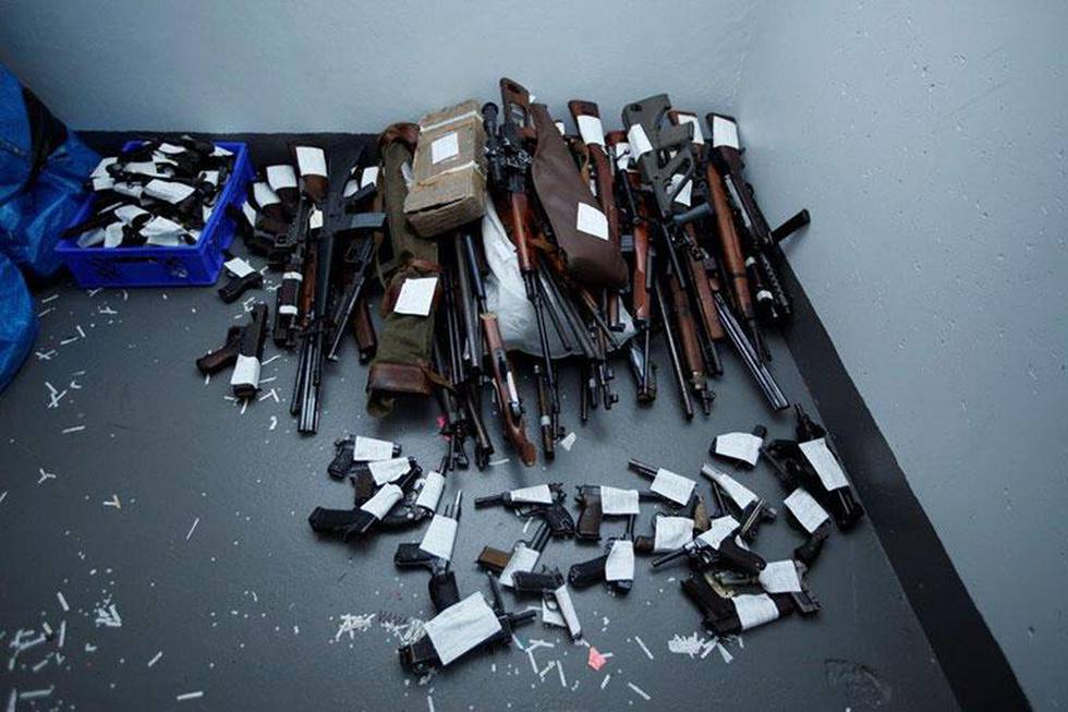 Bildet viser ulike våpen politiet i Hønefoss har funnet hjemme hos flere personer. 