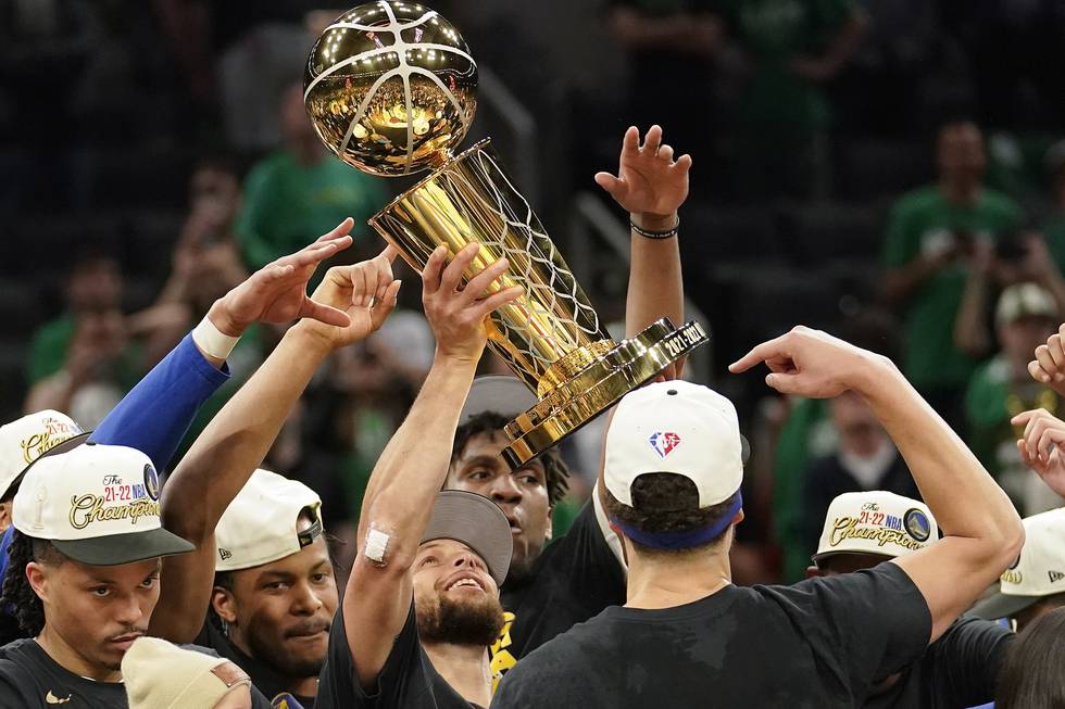 Golden State Warriors tok sin fjerde seier i finaleserien mot Boston Celtics torsdag. Dermed kunne de løfte troféet. Foto: Steven Senne / AP / NTB