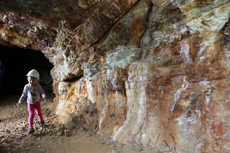 Bildet viser en femåring som går inne i en av gruvene.