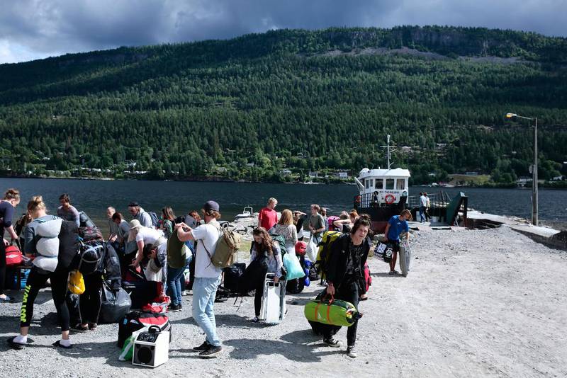 Bildet viser mange medlemmer av AUF som har kommet i land på Utøya.