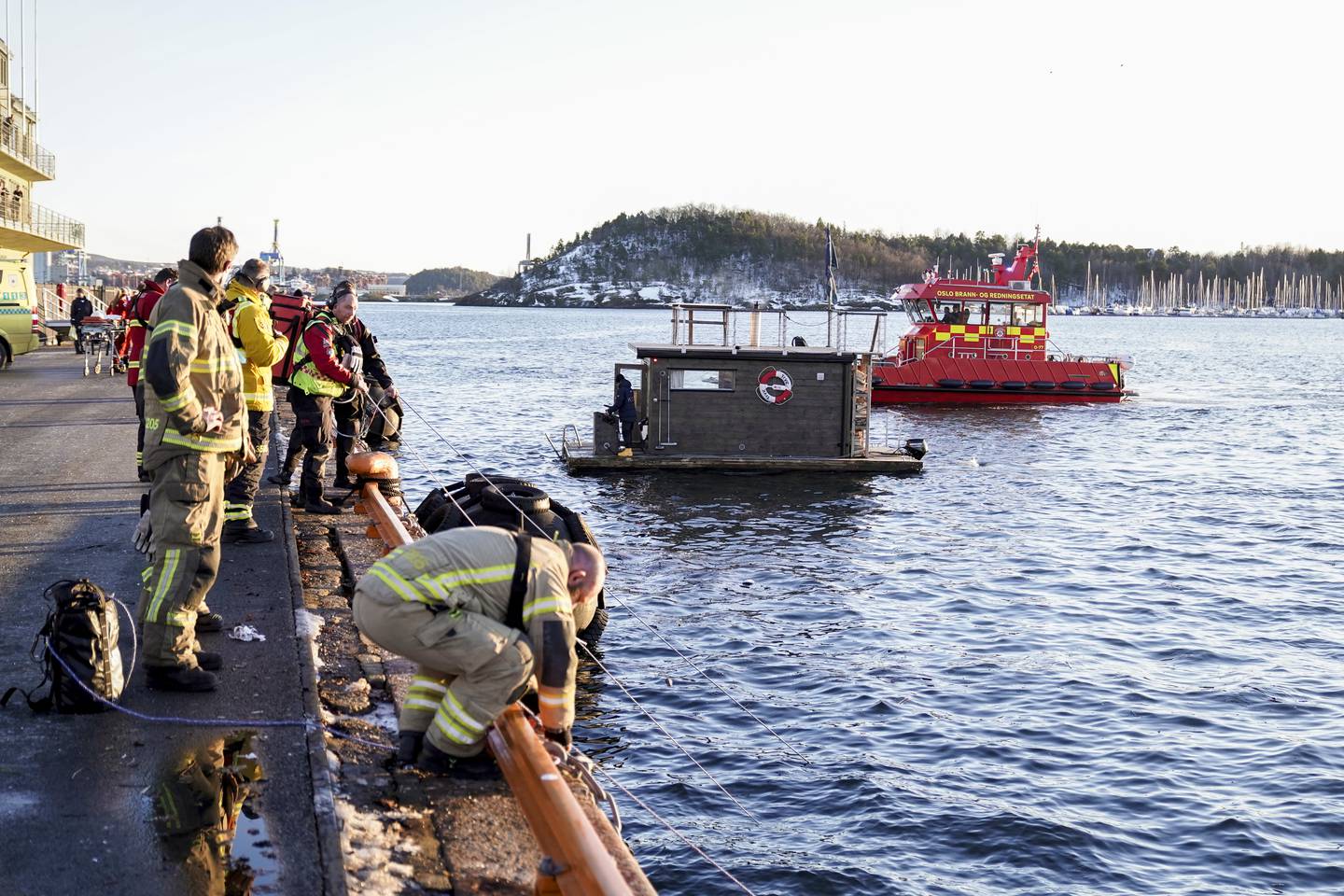 Dykkere fra brannvesenet ble sendt til stedet for å kontrollere om det var flere personer bilen. Foto: Håkon Mosvold Larsen / NTB
