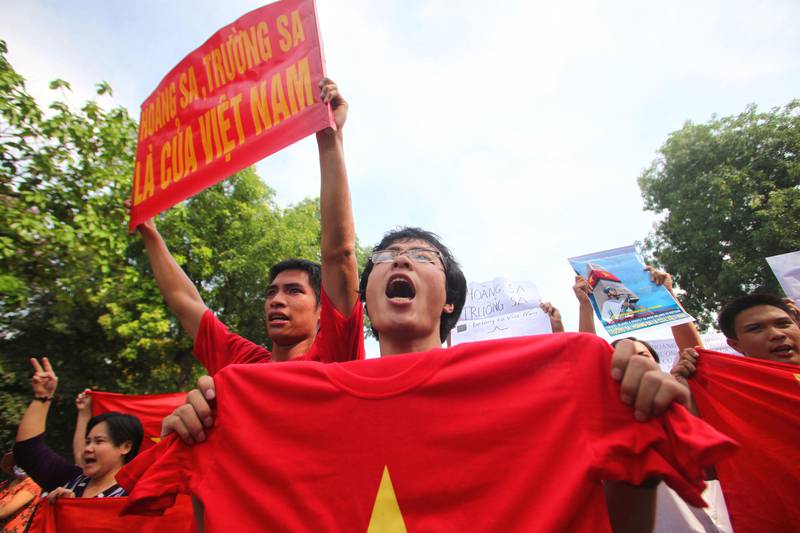 Bildet viser folk som protesterer i Hanoi i Vietnam.