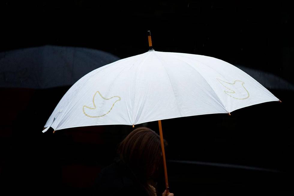 Bildet viser en person som holder en paraply