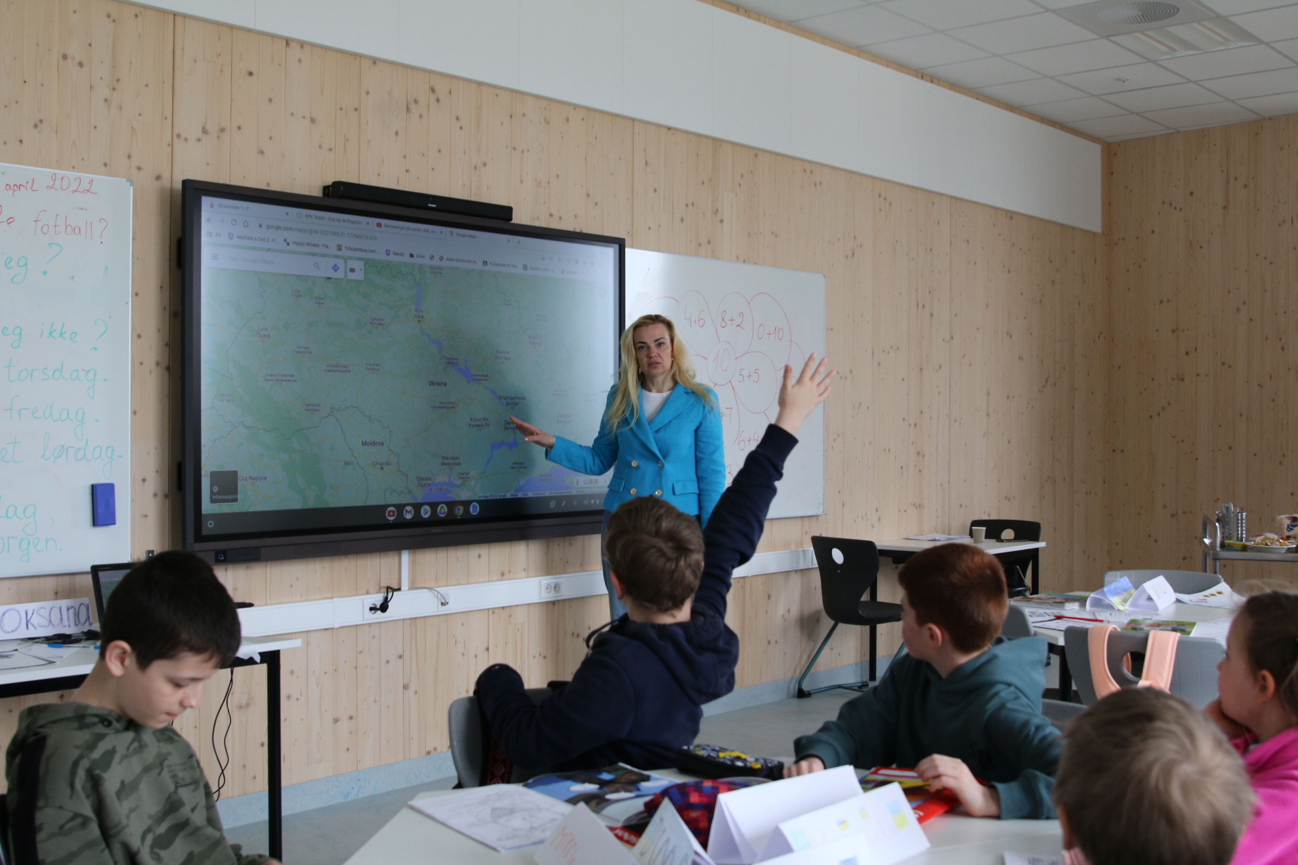 UKRAINA: Lærer Oksana Ronskaja viser Ukraina på kartet. Barna sier hvor de kommer fra.