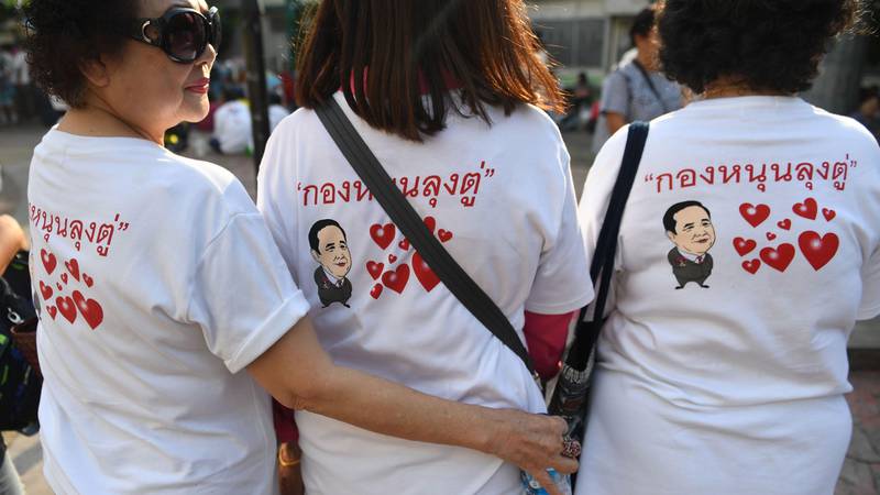Bildet viser kvinner som støtter statsministeren i Thailand.