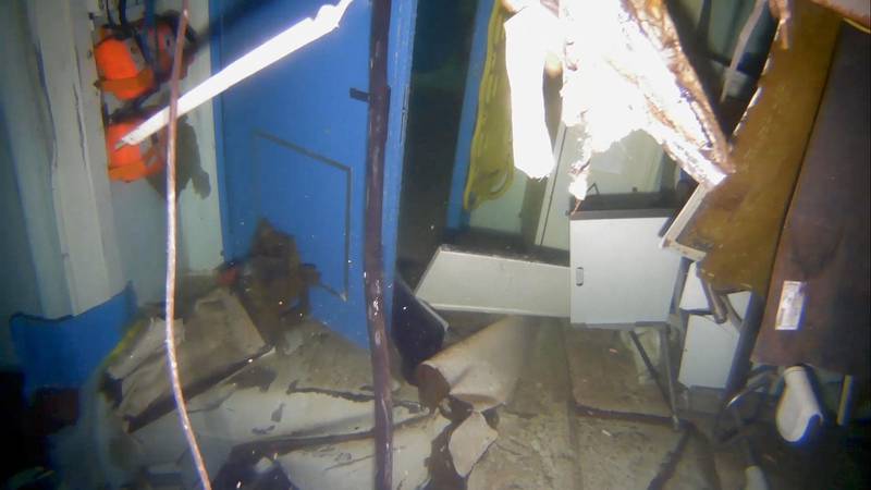 Bildet viser innsiden av fregatten Helge Ingstad, som ligger under vann. Det er skader på interiøret.
