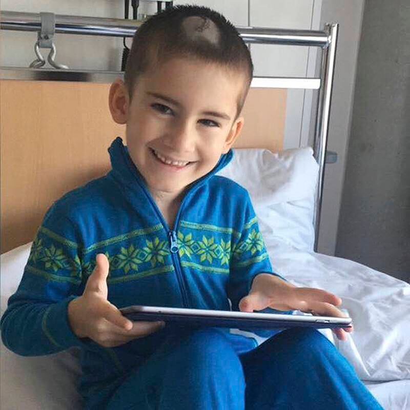 Bildet viser Djabrail Sulejmanov i en seng på sykehuset.