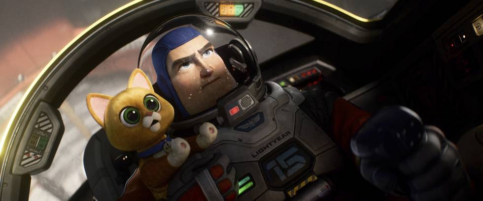 Bildet er av animasjonsfilm-figuren Buzz Lightyear i et romskip. Han har på romdrakt og har en katt på skulderen. Foto: Disney / Pixar / AP / NTB