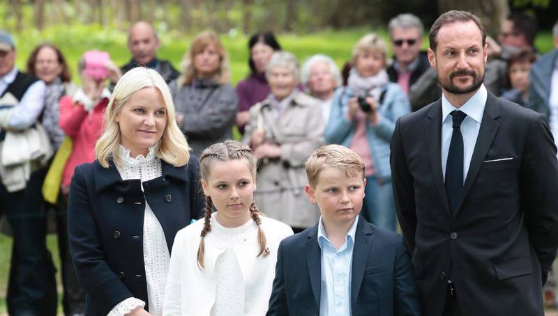 Bildet viser prinsesse Ingrid Alexandra, kronprinsesse Mette-Marit og kronprins Haakon, og prins Sverre Magnus.