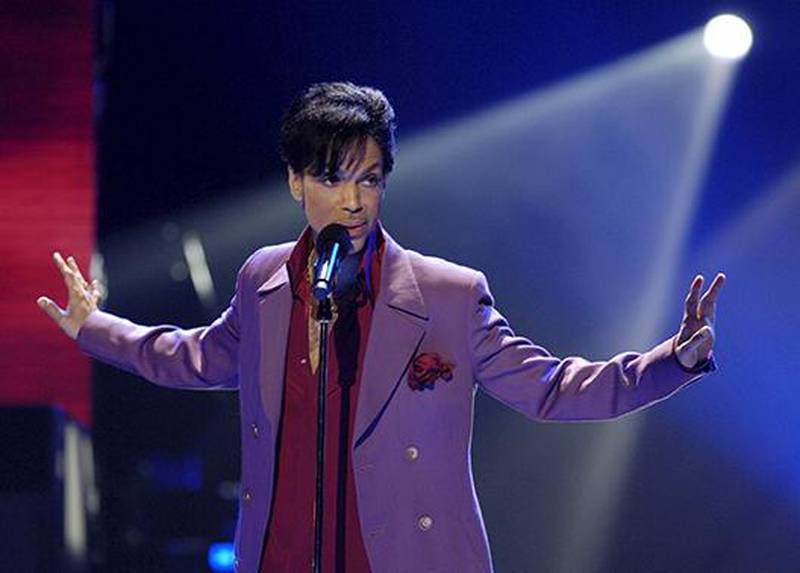 IDOL: Prince dukker overraskende opp på «American Idol»- finalen. Den var på the Kodak Theater in Hollywood i California i mai 2006.