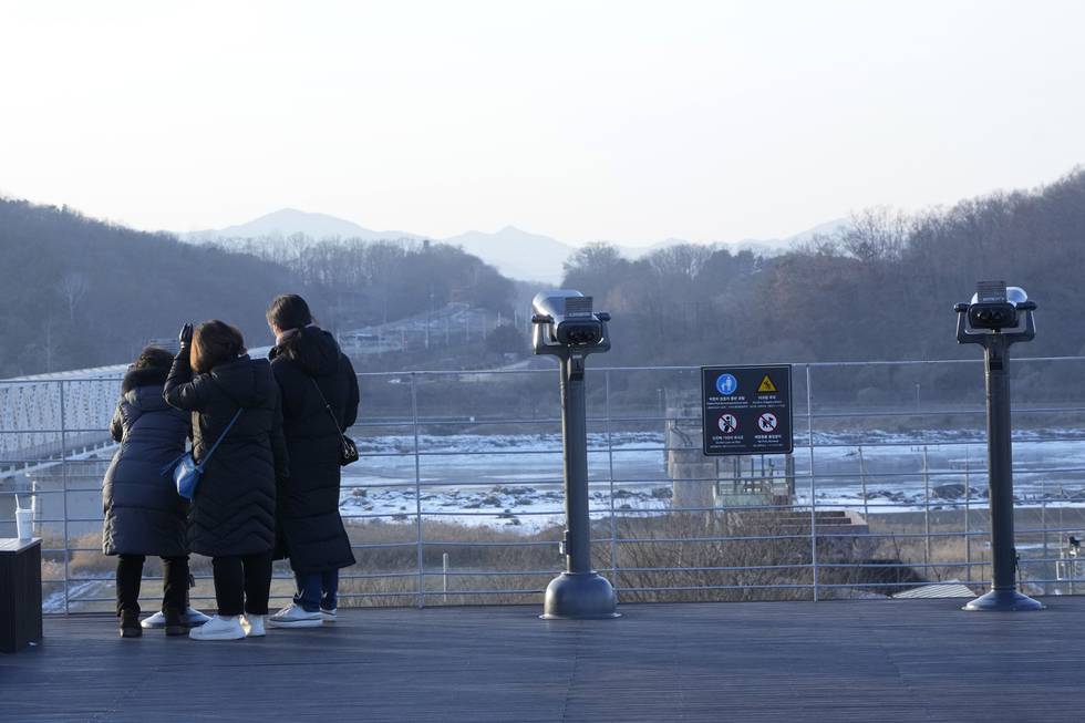 Folk i Sør-Korea ser over mot Nord-Korea. Fredag gjennomførte Nord-Korea nok en rakettest, bare dager etter at landet skal ha testet hypersoniske raketter for andre gang på en drøy uke. Foto: Ahn Young-joon / AP / NTB