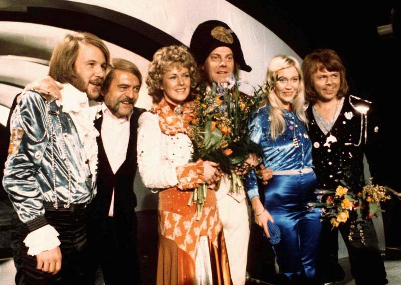 Bildet viser gruppa Abba som feirer seier i Eurovision i 1974.