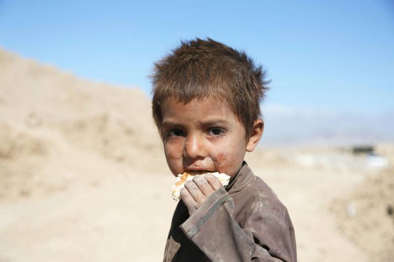 Bildet viser en liten gutt som spiser.