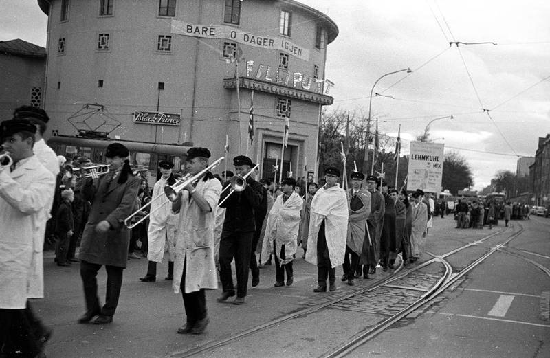 Bildet viser paraden UKEtoget i 1961.