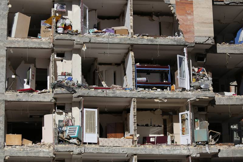 ØDELAGT: En boligblokk er rasert av jordskjelvet. 
