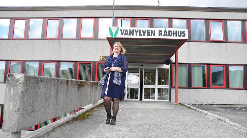 Bildet viser ordfører Lena M. Landsverk Sande i Vanylven. Venstre er fortsatt størst i kommunen etter valget. Dermed kan Sande trolig fortsette i jobben. 