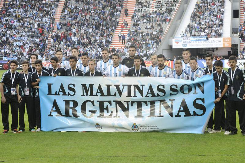 Bildet viser fotballspillere med en plakat til støtte for at Argentina skal styre Falklandsøyene.