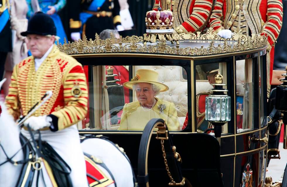 Dronning Elizabeth II har sittet på den britiske tronen i 70 år, lenger enn noen av sine forgjengere. Her er hun fotografert i en av sine mest staselige vogner på vei til prins Williams bryllup i 2011. Arkivfoto: Lise Åserud / NTB 