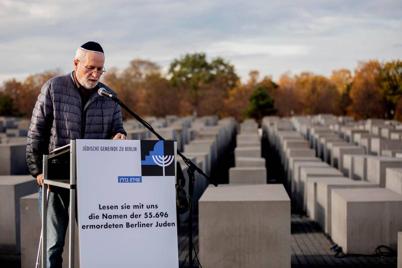 Bildet viser Gerhard Schmidt-Grillmeier. Han leser opp navn på døde jøder under andre verdenskrig.