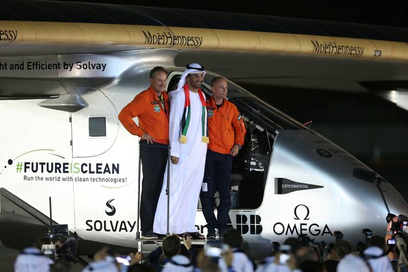 Bildet viser pilotene fra Sveits som blir tatt imot av Sultan Ahmed al-Jaber i Abu Dhabi.