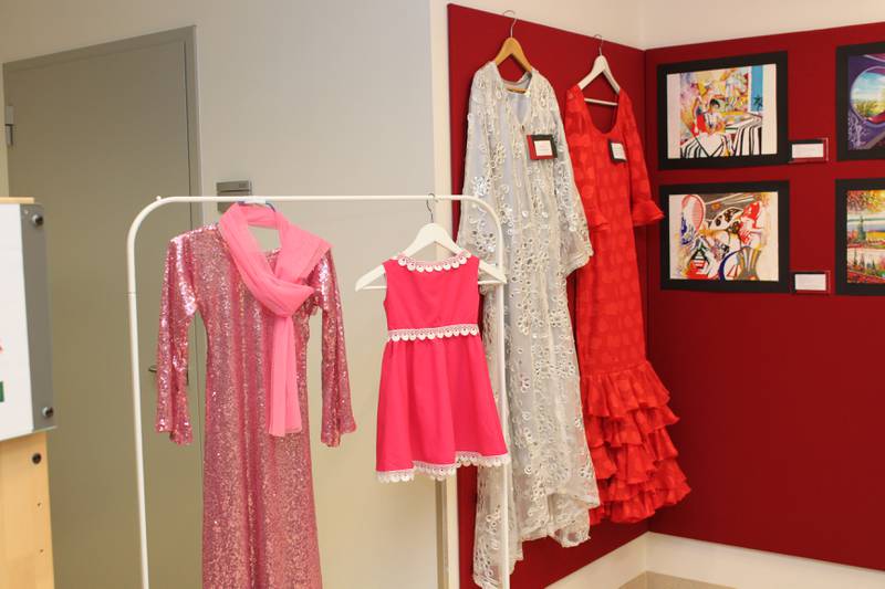 Bildet viser kjoler sydd av Sadaat Anwer fra Pakistan og Francisca Fernandez Lozano fra Spania. 