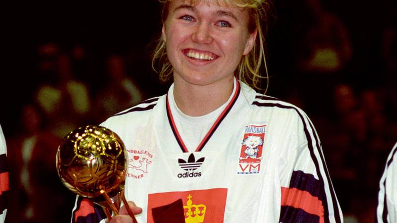 Bildet viser Cecilie Leganger med trofeet for beste spiller i VM i 1993.