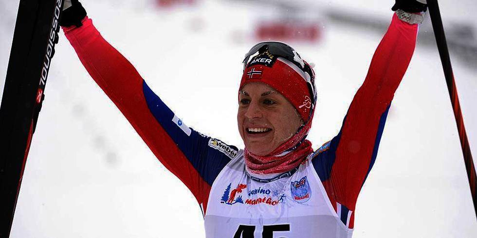 Bildet viser en skiløper som holder ski og staver opp i været i jubel. Skiløper Astrid Uhrenholdt Jacobsen ble glad over seieren fredag. Det var hennes første seier i verdenscupen på sju år.