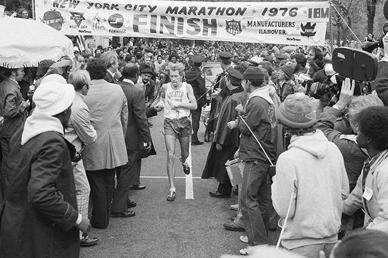 Bildet viser at Bill Rodgers løper i mål under New York maraton i 1976. 
