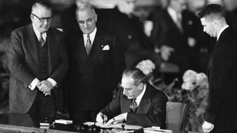 Bildet viser amerikanske politikere som signerer avtalen som blir til Nato. Bildet er fra 4. april 1949.