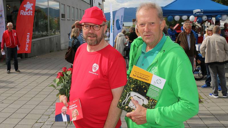 Bildet viser Geir Waage og Johan Petter Røssvoll. De står sammen i gågata med valgkamputstyr og er kledd i rødt og grønt.