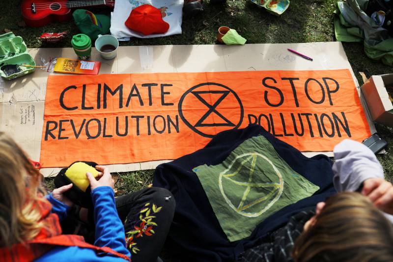 Bildet viser et skilt der det står «Klimarevolusjon - stopp forurensingen».