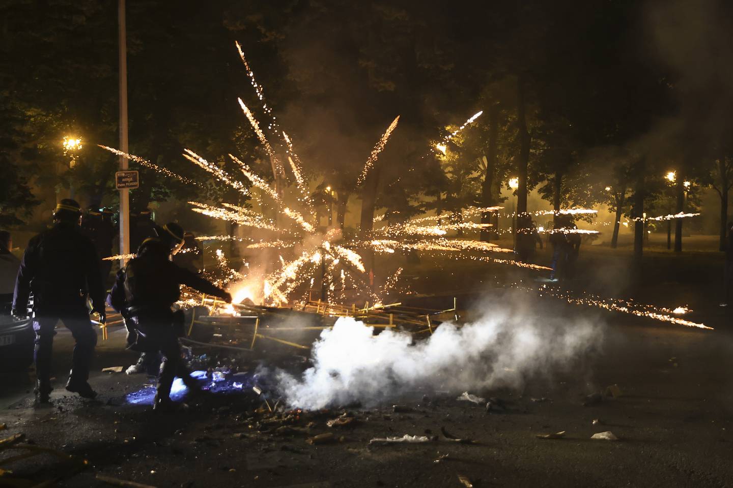 Det har vært store sammenstøt mellom ungdommer og politi i Frankrike de siste dagene. Sinnet etter politidrapet på en 17-åring i Nanterre er spesielt stort blant ungdommer fra belastede områder i landet. Foto: Aurelien Morissard / AP / NTB