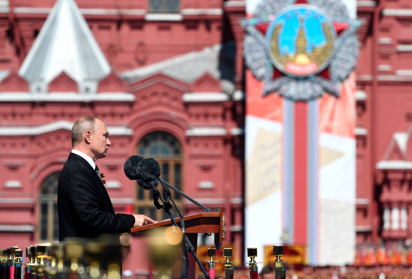 Bildet er av Vladimir Putin som holder tale på Den røde plass.