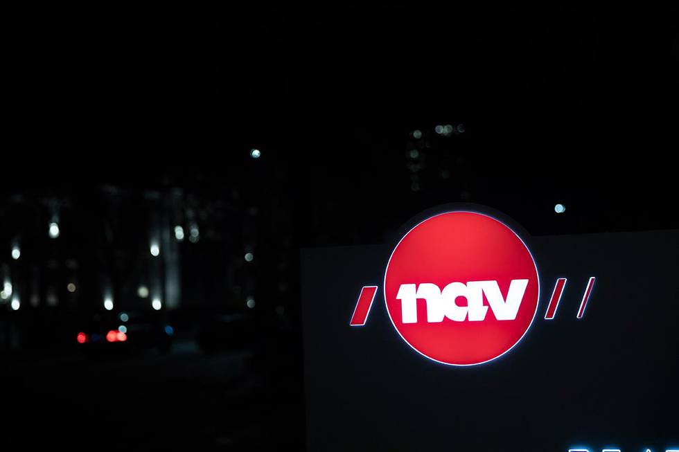 Bildet viser et skilt med logoen til Nav. Folk kan ha krav på masse penger i erstatning. Det gjelder ofrene i trygde-skandalen. 